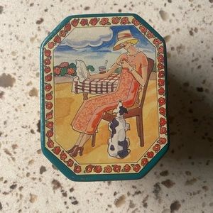 Vintage 1928 Jewelry collectors series - Tin Box